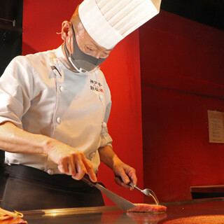 It's sure to look great on SNS. Teppanyaki Steak grilled by the chef is perfect for anniversaries.