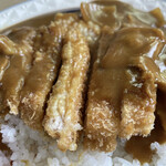 丸福食堂 - 揚げたてトンカツ断面。少し肉薄かな