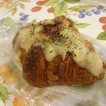 アミューズメントベーカリー＋プラス - 燻煙鶏のバジル風味