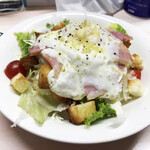 がばちょ - ベーコンエッグのシーザーサラダ（450円）