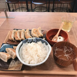 Nikujiru Gyouza No Dandadan - 焼餃子定食プラス餃子3個