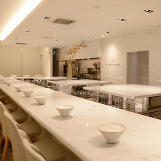 シェフの所作をご覧頂ける特別なお席となっております。デートや女子会お祝い事など