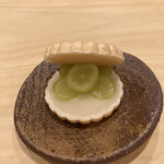 勢麟 - 甘味　最中に日本蜜蜂の蜂蜜で練った白餡にシャインマスカット乗せ