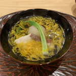 勢麟 - お椀　遠州灘の鯛と蕪、水菜、食用菊