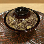 勢麟 - お椀　遠州灘の鯛と蕪、水菜、食用菊