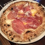 Pizzeria CROCCHIO - Pizza alla bismarck (uova e prosciutto 2,090円) シンプルに卵と生ハムのみ！生ハムの塩加減が絶妙