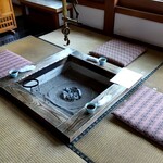 お食事処 庵 - 座敷に囲炉裏