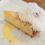 ハナツムリ - 【2021.11】
      メープルとグラナパダーノのチーズケーキ
      