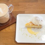 ハナツムリ - 【2021.11】 メープルとグラナパダーノのチーズケーキ ・紅茶ラテ