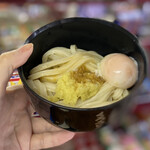 須崎食料品店 - 温泉卵70円としょうがをトッピング。つゆをお好みでたらりん。かけすぎ注意です！
