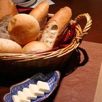 箪笥町　ビストロ萬那 - 「パンにバター」そしてメニュー