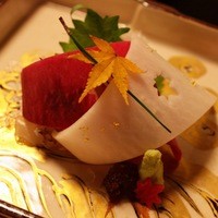 桜鶴苑 - 向附：寒鰤柚子卸し　鯛重ね作り　中とろ　あしらい一式