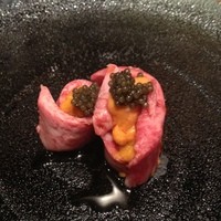 鳥茂 - 雲丹の肉巻きキャビア添え