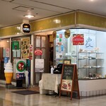 チャーリーブラウン - お店はサンセルコの地下１階にあります。