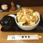 天婦羅　福田屋 - 横の国道を通る度に気になっていましたが、食べる機会が無かったです。
            
            すると、ミシュラン北海道の推薦店に選ばれたと知り、来店を楽しみにしていました。
            
            遂に来店達成！
            
            店の外観は、外壁が痛んでいて少し残念でしたが、味は最高でした。
            
            私がたべたものは、天丼、自家製？漬物と味噌汁が付いて850円です。
            
            カリカリ揚げたての海老一本、イカ一ケ、大きなかき揚げが一枚。
            
            海老プリプリ、イカ柔らかぁー、