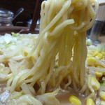 ラーメンハウス - この麺に到達するまでにも結構食べました。