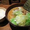 らーめん 楓 - 味噌らーめんにトッピングのキャベツとライス