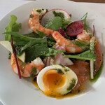 ビストロ モン.シュマン - 自家製アトランティックサーモンのマリネと海老、半熟玉子のサラダ