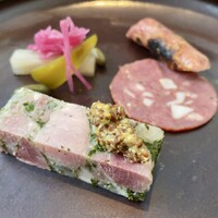 アグリスケープ - 牛肉と豚のソーセージとハム、ハムとハーブのゼリー寄せ、ピクルス添え