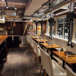 店内はカジュアルで居心地の良い空間。店内奥にはソファー席も。