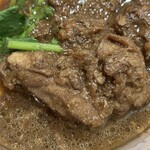 ヴィラージュ 成城石井 - アヤムシオのアップ。弁当としては肉の質感良き