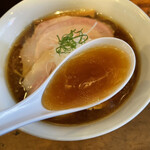 中華そば しば田 - 鶏出汁と醤油の丸いスープ