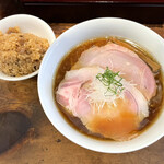 中華そば しば田 - 「中華そば」900円と「炊き込みご飯」150円