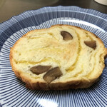 粉とクリーム - 今シーズン最後の「マロンマロンの切株」だそうな。
      嬉しいね