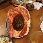 大阪焼肉・ホルモン ふたご - はみ出るカルビ