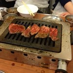 大阪焼肉・ホルモン ふたご - はみ出るカルビの一部
