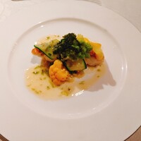 エスカーレ ホテルモントレ大阪 - 鮮魚のポワレ、海藻ブールブラン、 オリーブとアンチョビのリゾーニを添えて