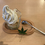 And garden　museum cafe - 「おいもとりんごのパフェ」底にグリーンがかったリンゴピューレがあって、もみじの葉も添えられて可憐でした。