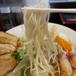 スープメン - 麺は細麺ストレート。