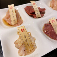 焼肉専科 肉の切り方 日本橋本店 - ホルモン6種