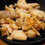 卓 - 赤鶏の塩焼きその２