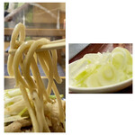 角萬 - 蕎麦は極太蕎麦！！
            つゆは濃口、薬味の葱が辛みが強くこちらのつゆにぴったりなのです。