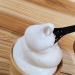 キタマエカフェ - あっさりとしているのに牛乳のコクがあって濃厚さも感じられる美味しいソフトクリームです。