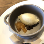 レストラン クルール - 自家製アイス。林檎のキャラメルゼとラムレーズン。ラムレーズンはお酒強めに漬けているらしく、かなり美味しいです。アイスもハーゲンダッツ顔負けです。