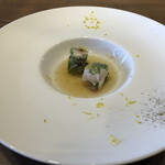 レストラン クルール - 生春巻きと鶏のブイヨン。スープにお皿に乗っている胡椒を混ぜても美味しいです。鶏の旨味が溶け込んでます。