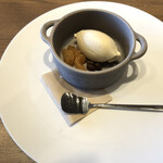 レストラン クルール - 自家製アイス。林檎のキャラメルゼとラムレーズン。ラムレーズンはお酒強めに漬けているらしく、かなり美味しいです。アイスもハーゲンダッツ顔負けです。