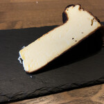 レストラン クルール - バスクチーズケーキ。甘さを抑えられて作られていて、大人な味わいです。写真には写っていませんが、左隣にお塩があって、それを付けて頂くとより一層甘さが際立ちます。