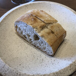 レストラン クルール - 魚料理のタイミングでパンが配膳されます。お代わりもお願いしました。外側がサクサクで中はフワフワです。