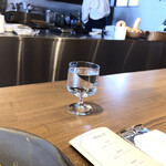 レストラン クルール - お水のグラスの右上に見える野菜は何だと思いますか？！