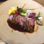 レストラン クルール - 牛ローストと温野菜　赤ワインソース。マスタードで頂いても美味しいです。牛もも肉は薄くスライスされている上に柔らかいです。