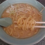 Dosanko - 味噌ラーメン　650円　麺アップ