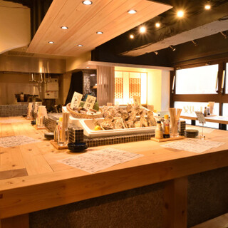 コの字型のカウンターでゆったりと楽しめる、大人の立ち飲み屋