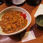 Kushisui - カレー鷄丼大盛り+ランチサラダで1,030円 202111