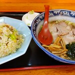 Kanesan Shokudou - 半チャーハンと醤油ラーメン