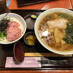Moritake - ・らーめんとミニ丼 900円/税込
                        ※ねぎとろ丼をチョイス。