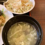 中華酒場 紫源春 - スープとサラダ。